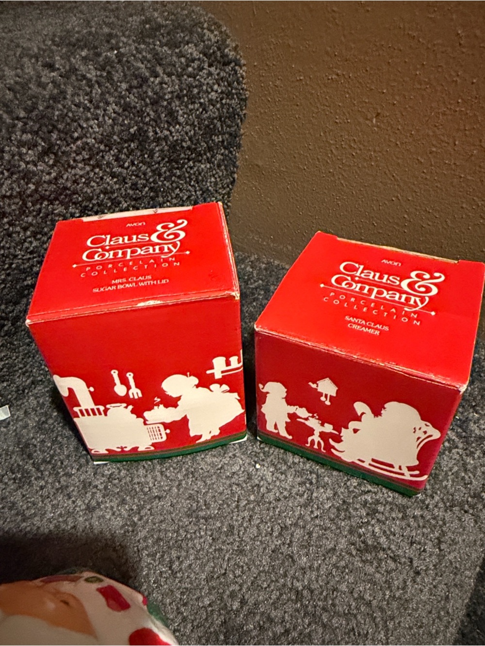 AVON Vintage Santa Claus Creamer and Mrs. Claus Sugar Bowl w/Lid Set 1983 - Picture 8 of 10